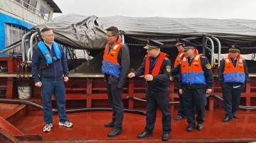 2025年11月10日长沙市交通运输局党组副书记、副局长周明莅临我司调研船舶污染物接收工作